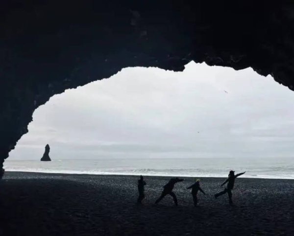 上海配资 朱亚文一家四口冰岛度假 妻子素颜戴墨镜气质斐然